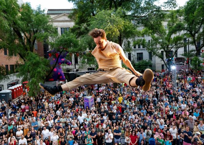 Montréal Complètement Cirque: «La tournée des quartiers»